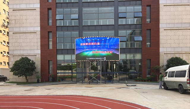 上海諾美國際學校戶外LED顯示屏由智彩科技定制、安裝